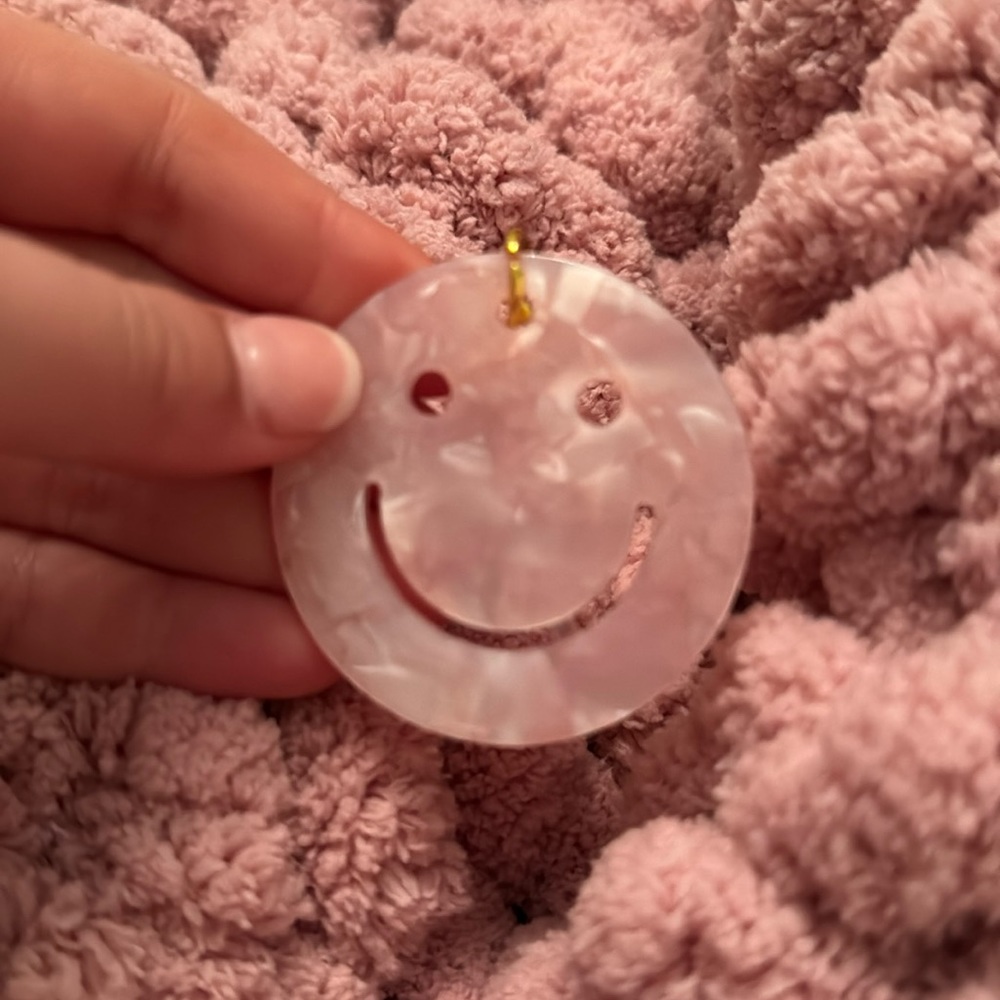 smiley face bag keychain💙